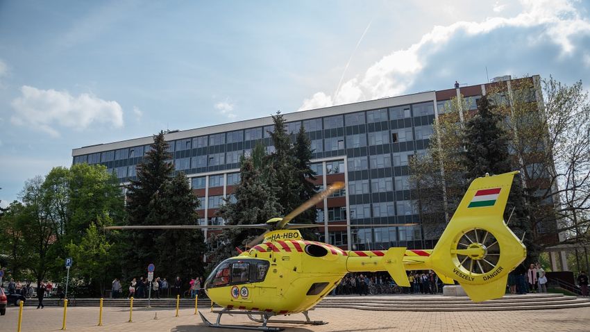 Mentőhelikopter szállt le a Rákóczi téren – galéria+videó