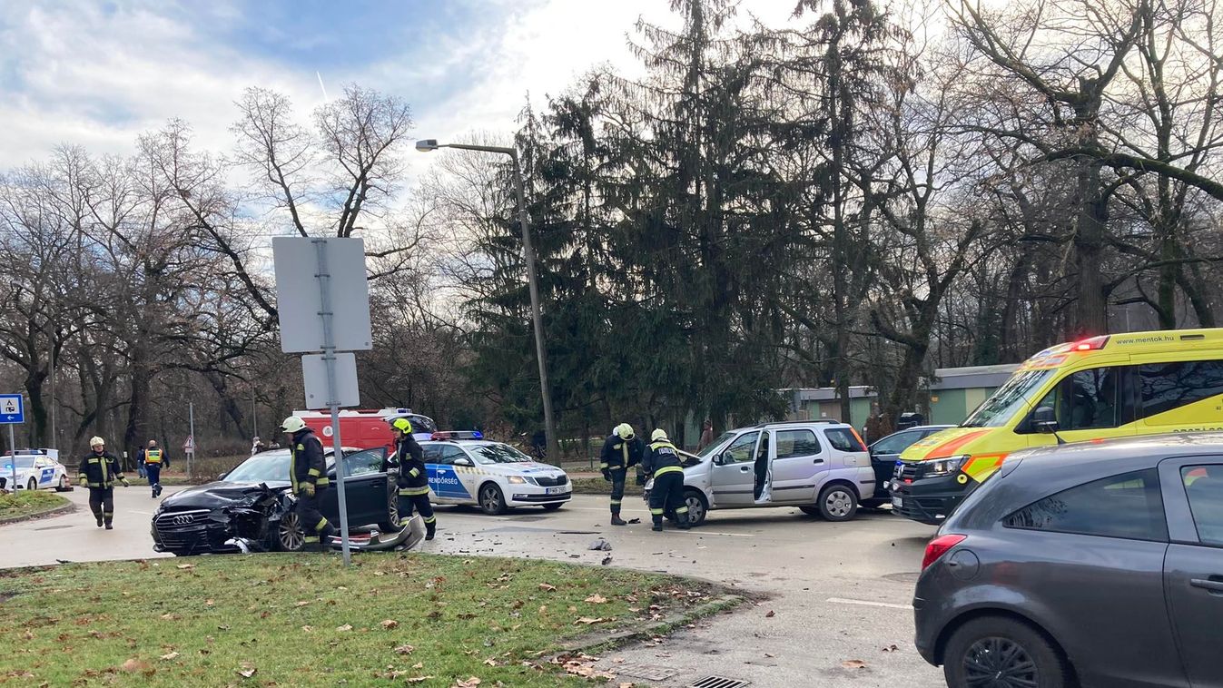Hármas karambol történt Szegeden: mentők, tűzoltók és rendőrök is a helyszínen