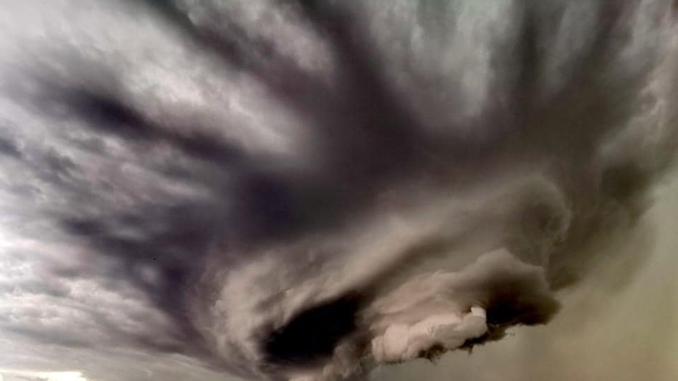 Felturbózott kép terjeng az interneten a tegnapi viharról egy meteorológus szerint