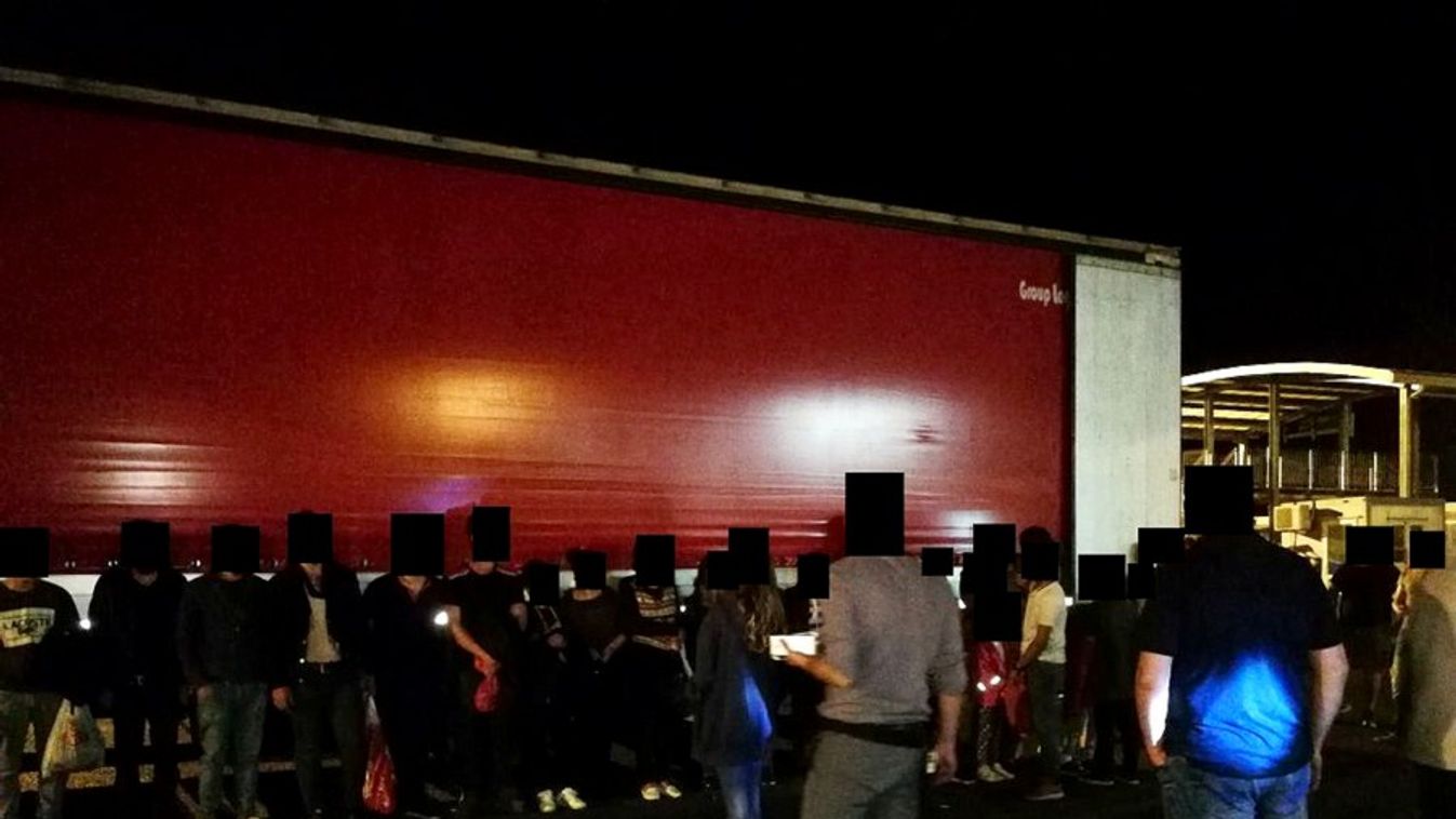 27(!) migránst találtak egy török kamionban Csanádpalotán