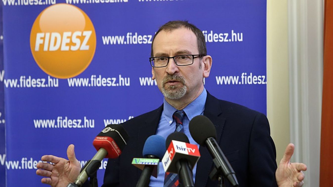 Szájer József kilépett a Fideszből, Orbán szerint védhetetlen, amit tett