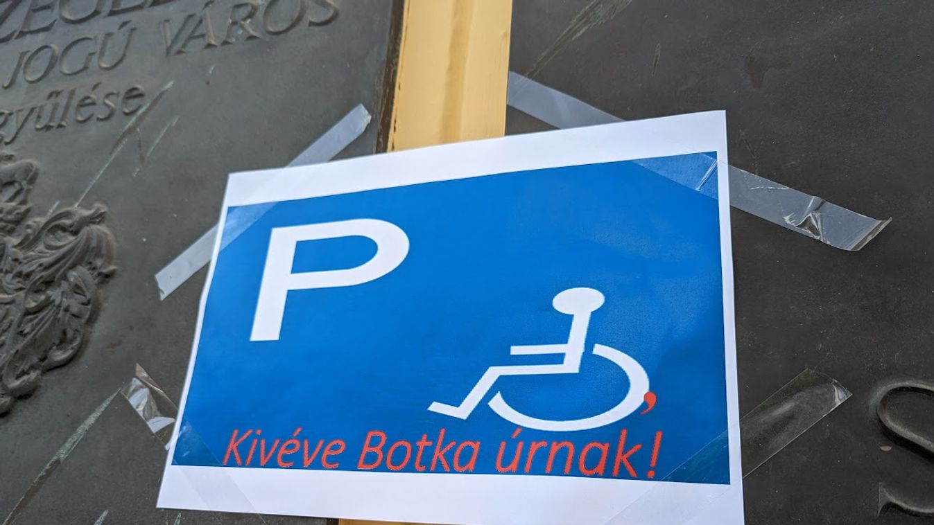 Mozgássérült parkoló: „kivéve Botka úrnak”