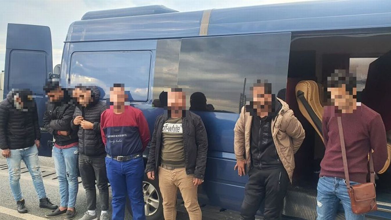 Mikrobuszban lapuló egyiptomiakat találtak Csanádpalotán