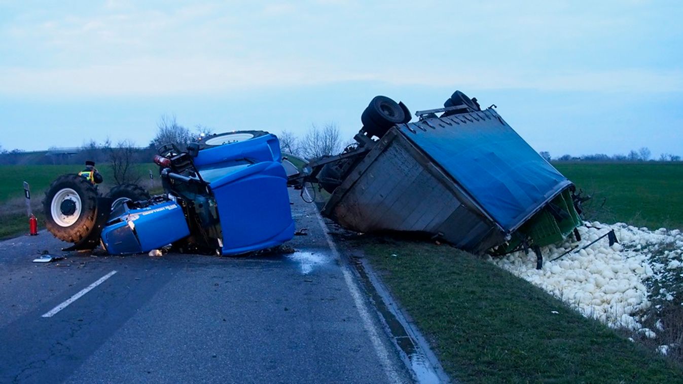 Felborult egy pótkocsi a 45-ös úton