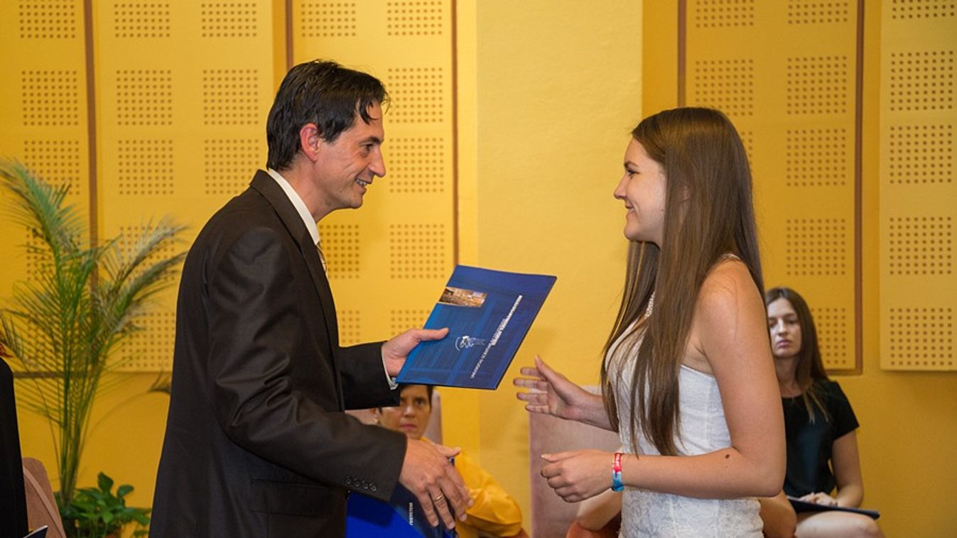 Százhat diák kapott ösztöndíjat a gazdaságtudományi karon
