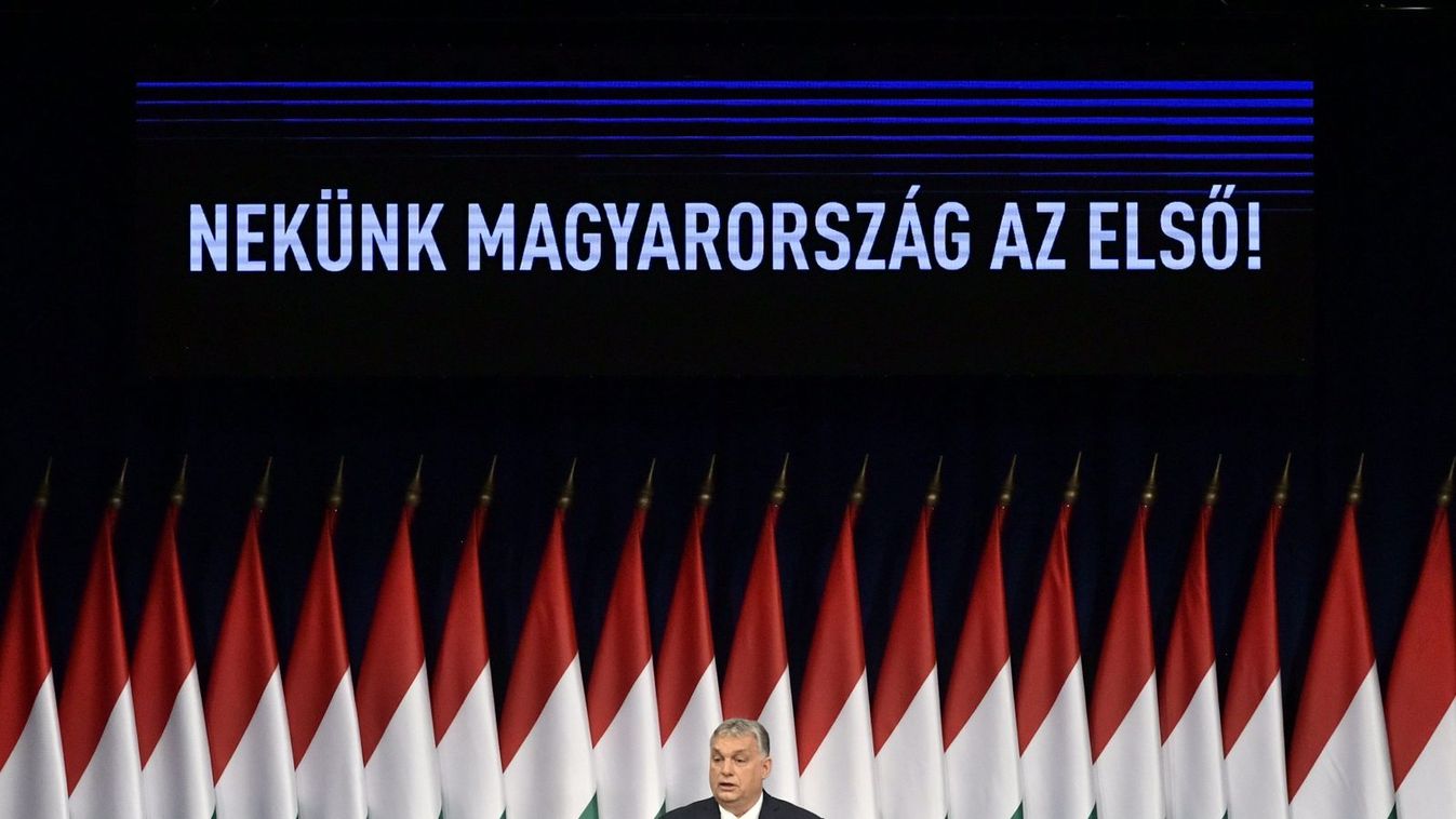 Kisnyilas gatya, vörös mellény és szivárványos kitűző: Évet értékelt Orbán Viktor