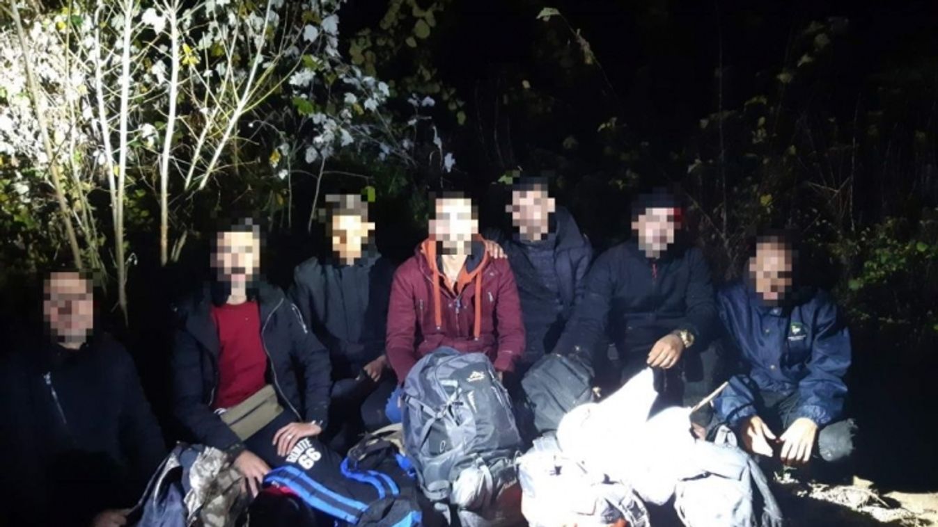 Ismét tucatnyi migránst állítottak meg Röszkén