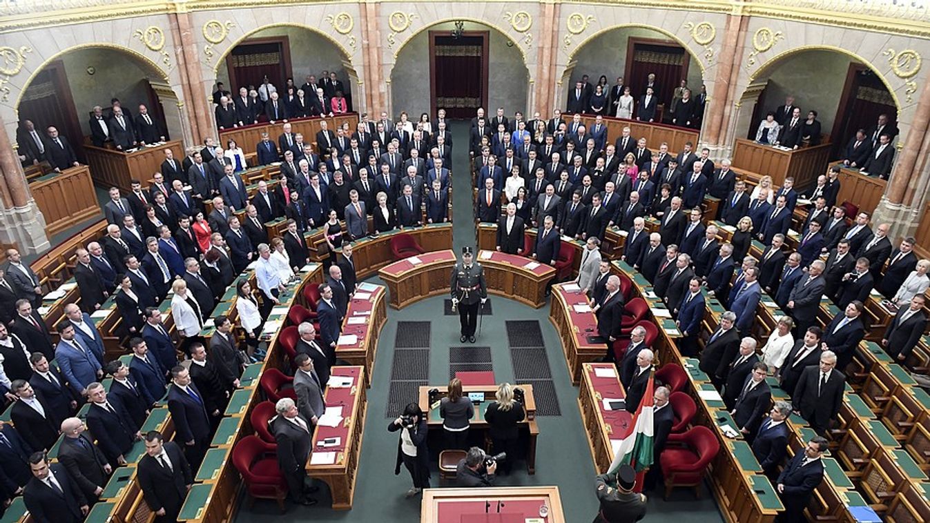 A járvány gazdasági hatásait mérséklő adóváltoztatásokról tárgyalnak a parlamentben
