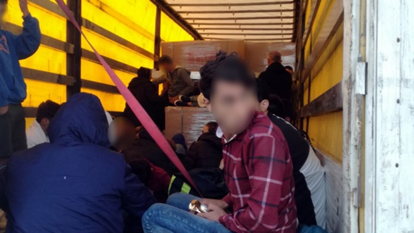 Húsz migránst találtak egy kisteherautóban a román határon