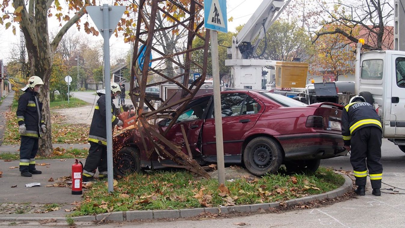 Villanyoszlopnak csapódott egy autó Mindszenten