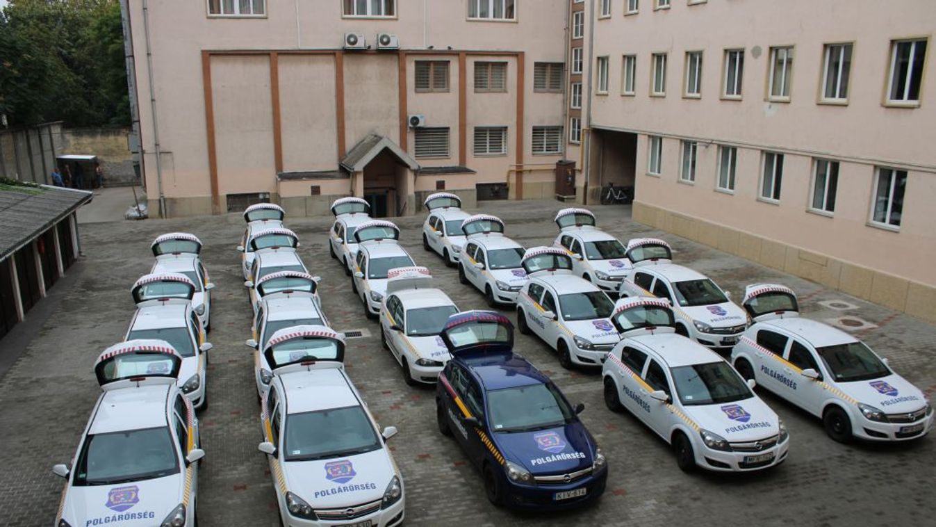 Autókat ajándékozott a rendőrség a csongrádi polgárőrök számára