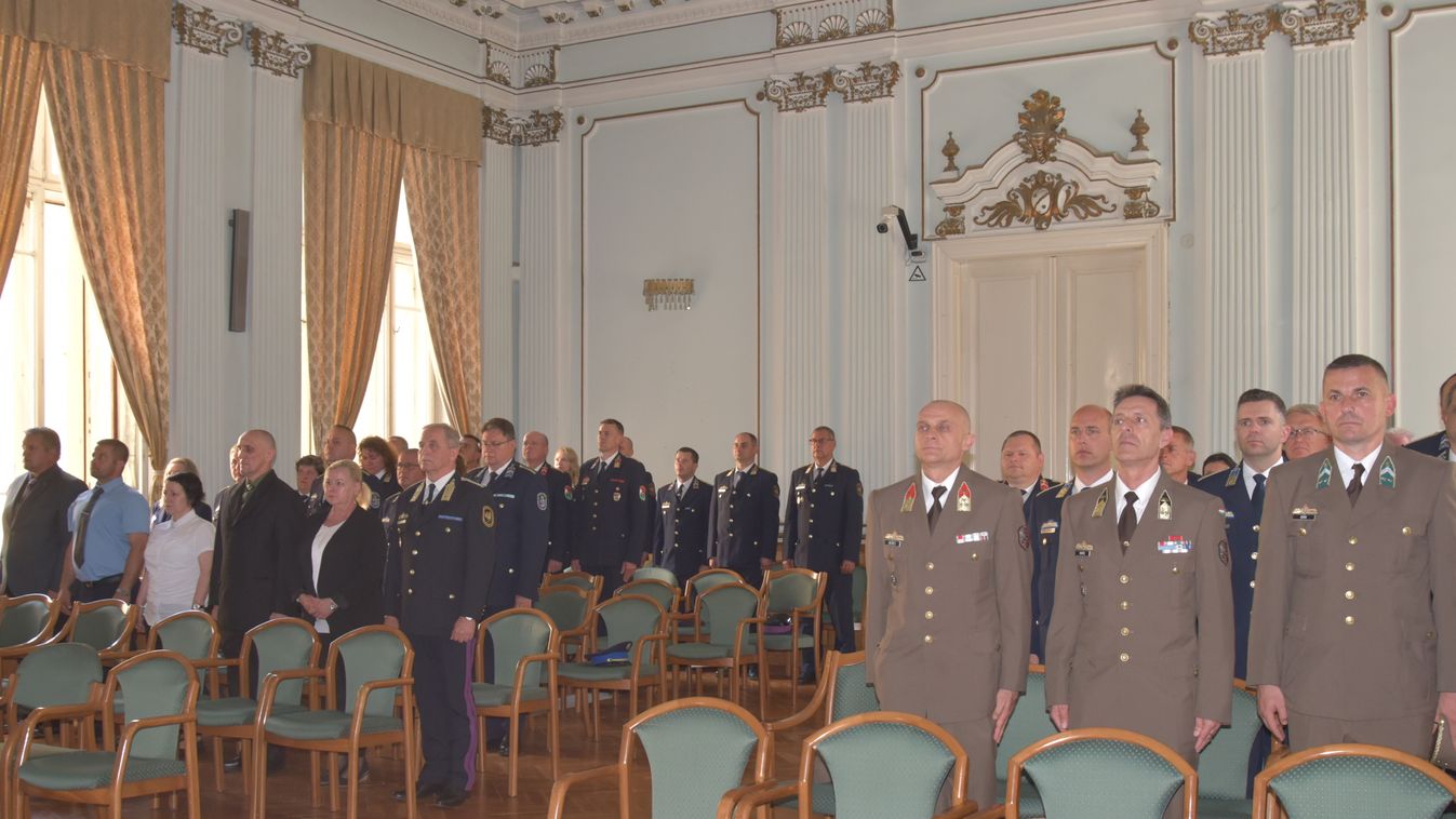 Katonai ülnökök tettek esküt a Szegedi Törvényszéken