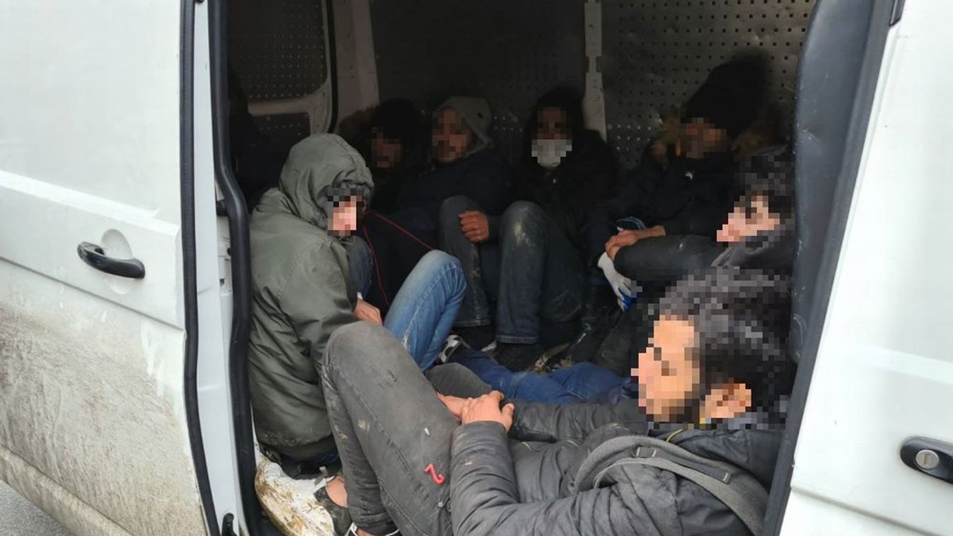 Ruzsán bukott le a 25 migránst szállító montenegrói embercsempész