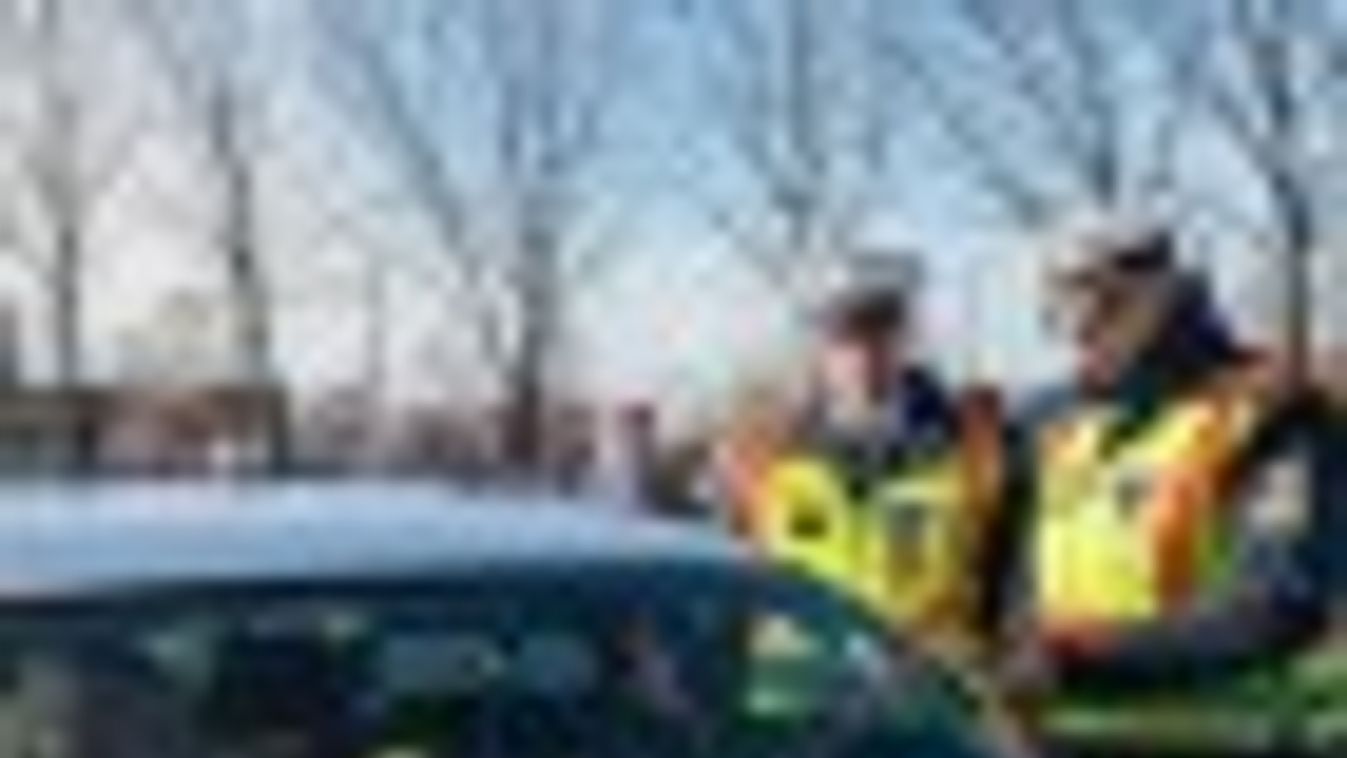 Jégkaparót osztottak szegedi rendőrök az autósoknak