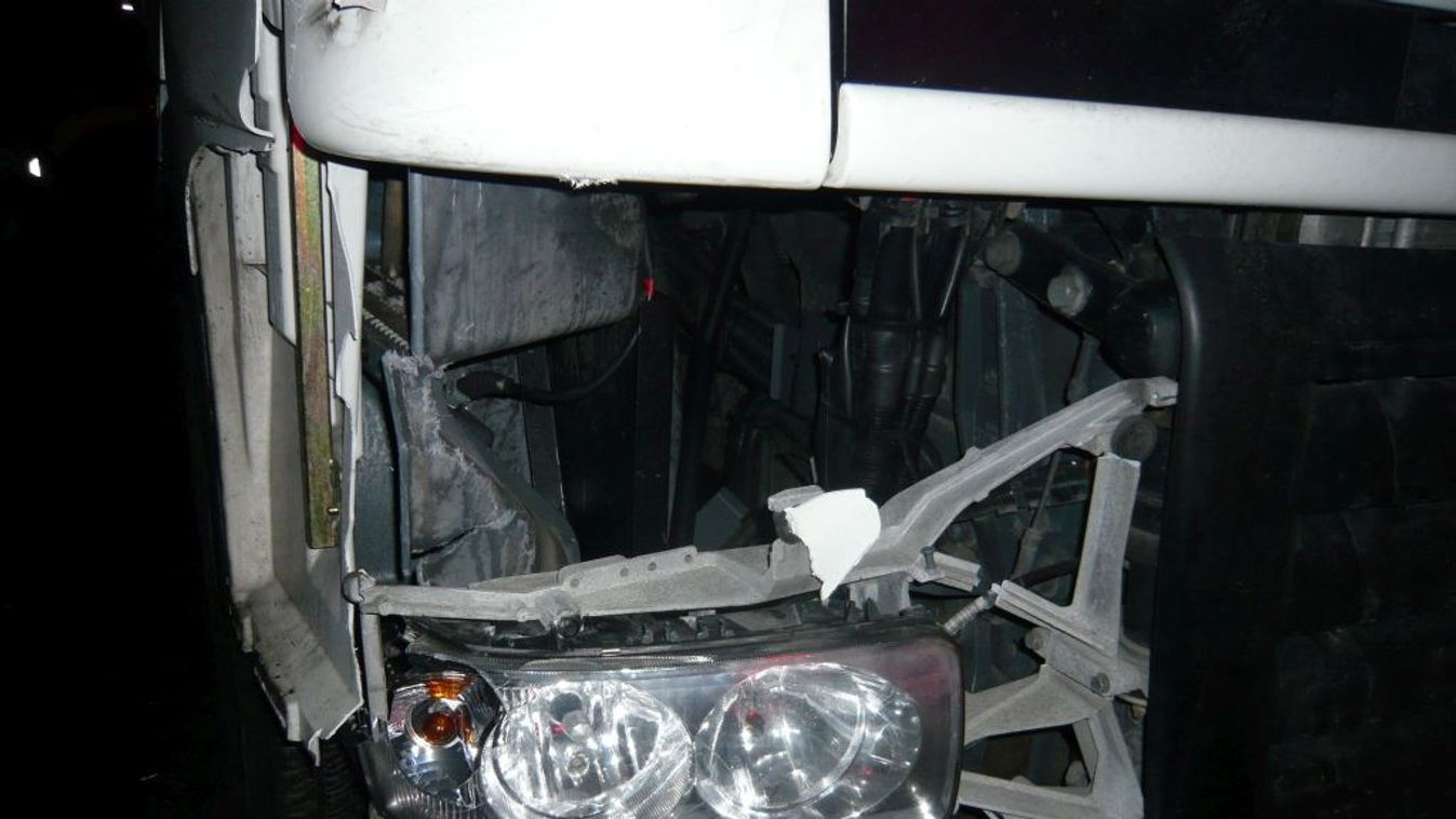 Kisbusszal ütközött egy autó Zákányszéknél