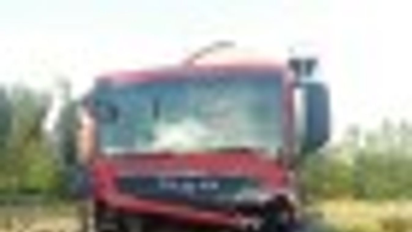 Vonat és kamion ütközött Csengele közelében + FOTÓK