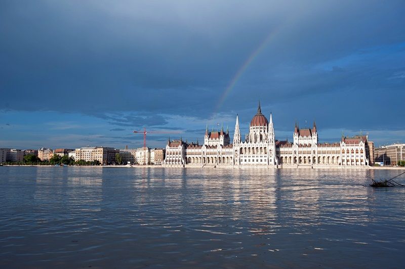 Árvíz - Szivárvány a Parlament felett