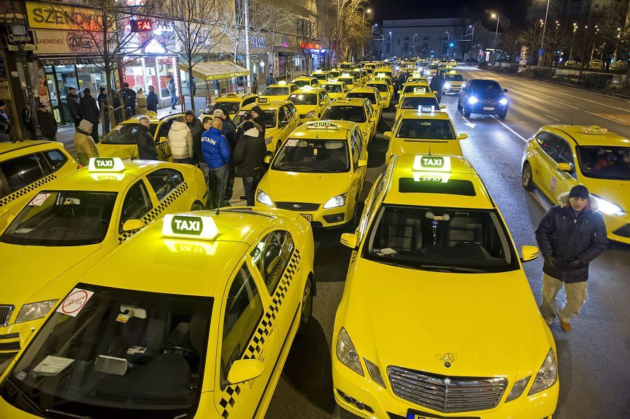 Taxisok demonstrációja az Uber szolgáltatás ellen