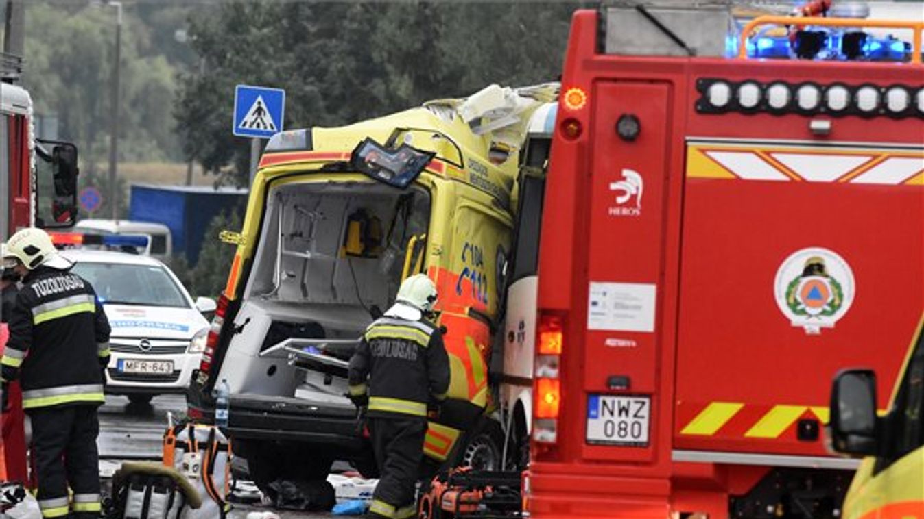 Súlyos mentőbaleset- ketten meghaltak, húszan megsérültek