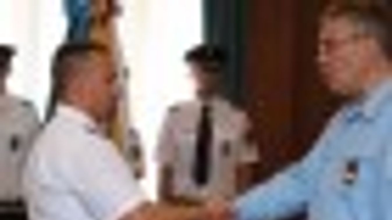 Elismeréseket vehettek át a Csongrád megyei rendőrök