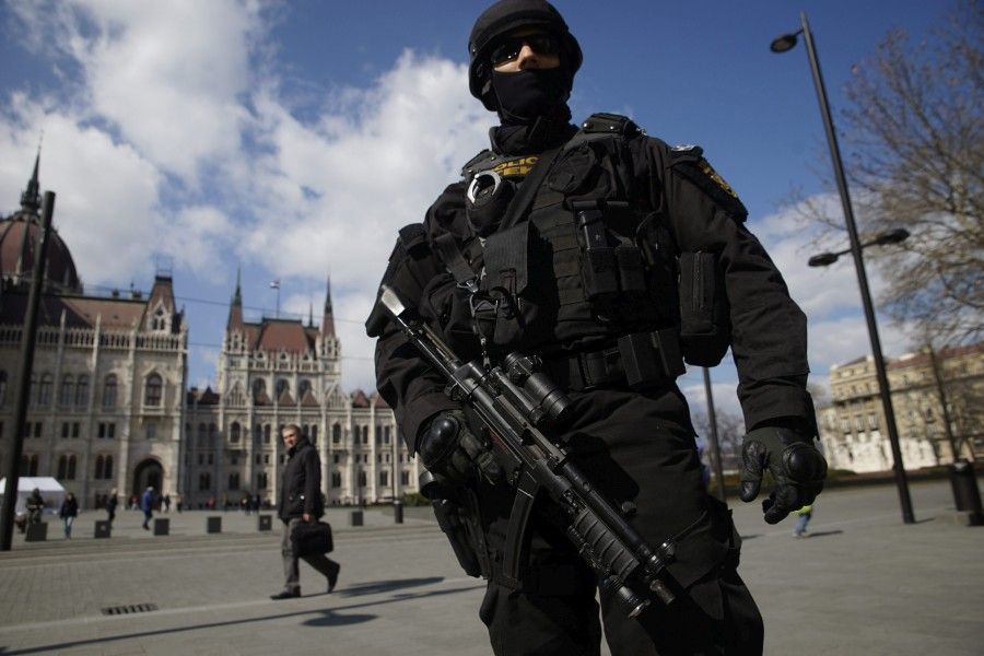 Brüsszeli robbantások - Kettes fokozatú terrorkészültséget