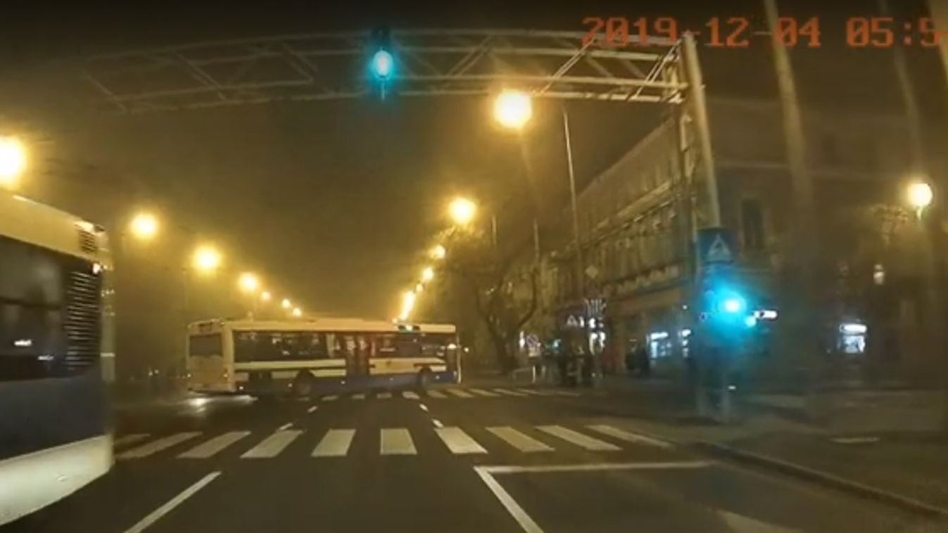 Fittyet hánynak a piros lámpára a szegedi buszsofőrök - itt az újabb videó!