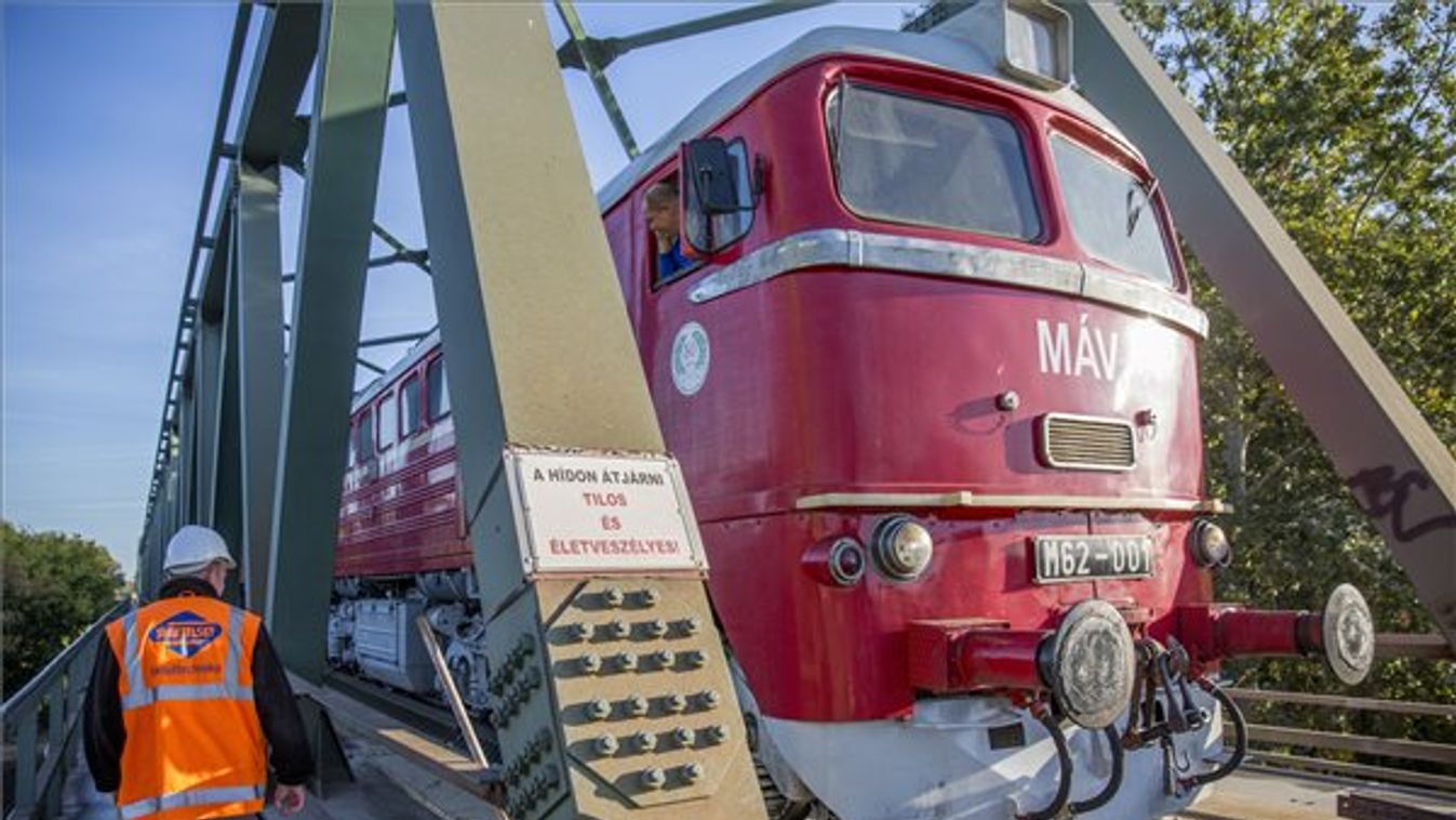Kipróbálták mennyit bír az algyői vasúti Tisza-híd
