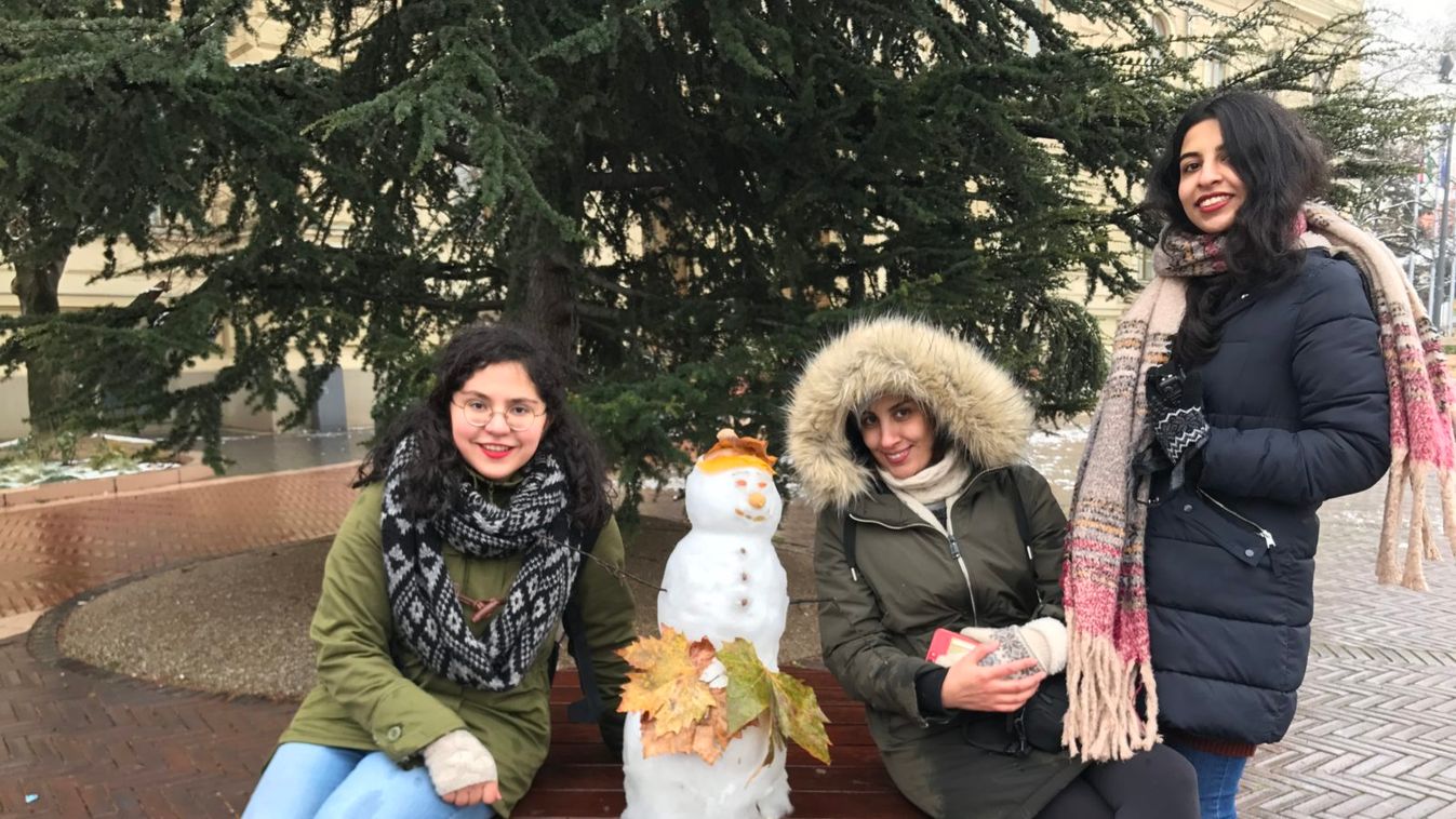 Iráni diáklányok építették az első idei hóembert Szegeden