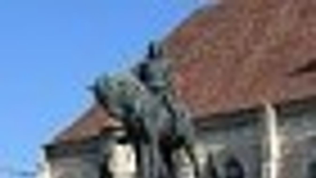 Hivatalosan átvették Kolozsváron a felújított Mátyás-szoborcsoportot