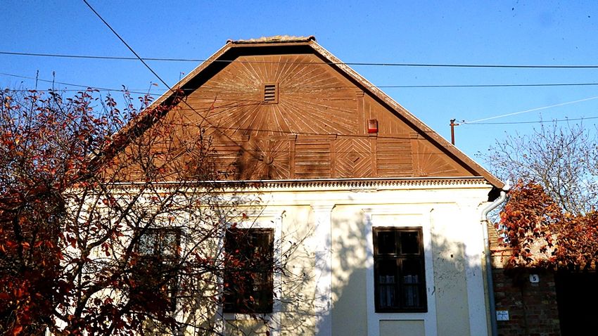 Népi építészeti program indul - szegedi napsugaras házak is megújulhatnak