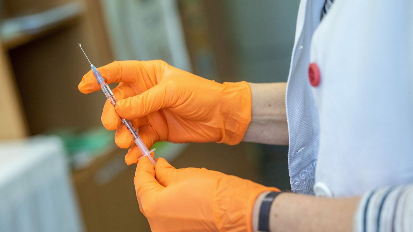 Omikron-variáns: három vakcina sem lesz elég a BioNTech vezetője szerint