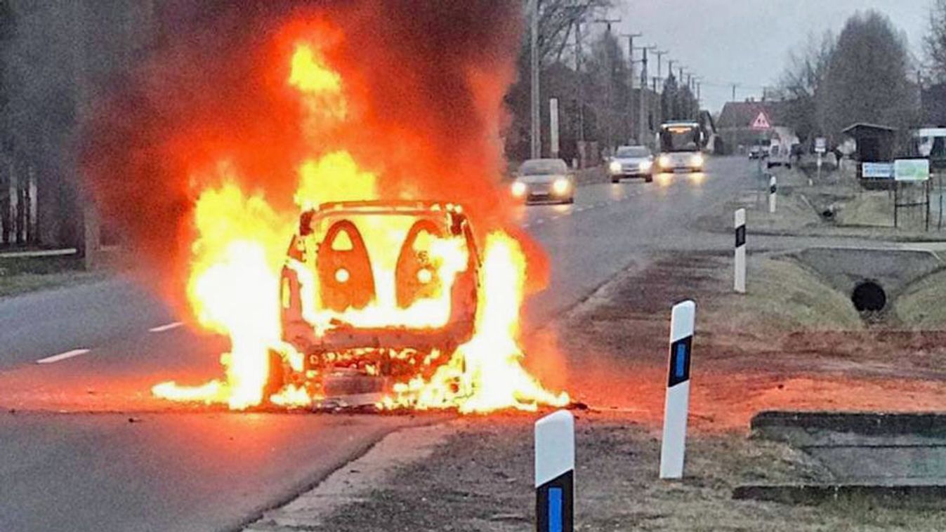 Kigyulladt egy autó Sándorfalván