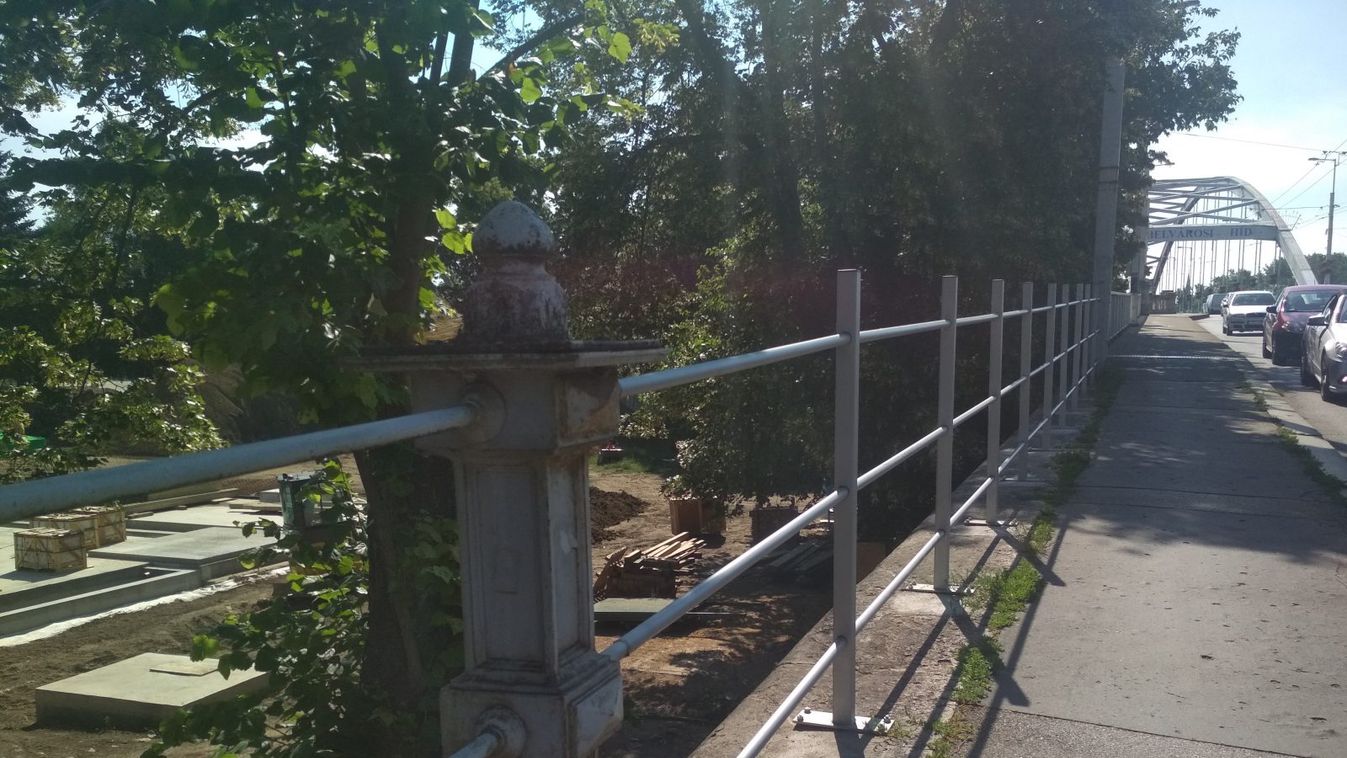 „Tájidegen" kerítéssel pótolták a Belvárosi híd hiányos szakaszát