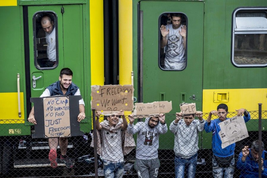 Illegális bevándorlás - Bicskén tüntetnek a vonaton éjszak