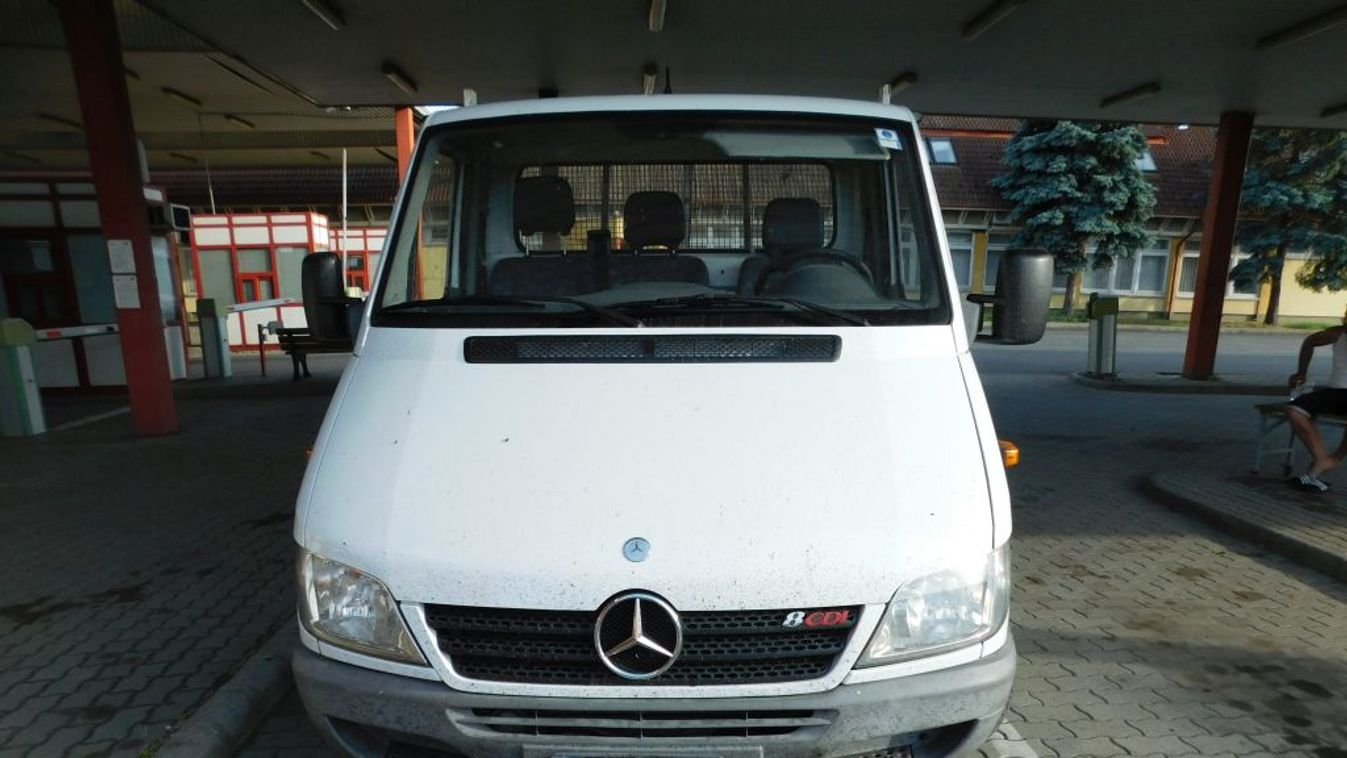 Lopott BMW-t és Mercedes teherautót fogtak Csanádpalotán