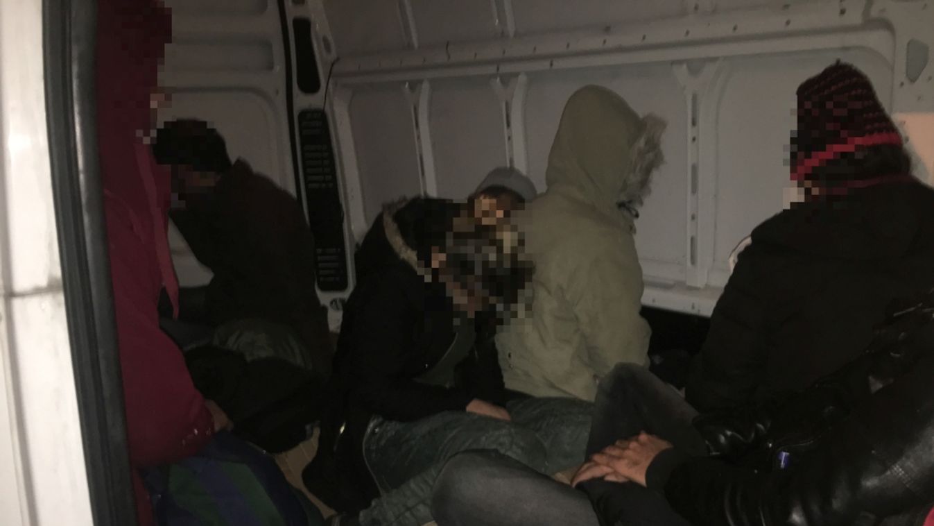 15 migránst találtak Csanádpalotán egy török furgonban
