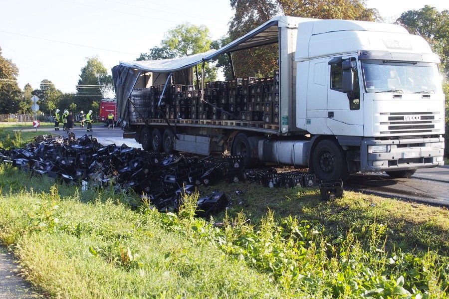 Rekeszben tárolt sör borult az útra és az árokba Szentesné