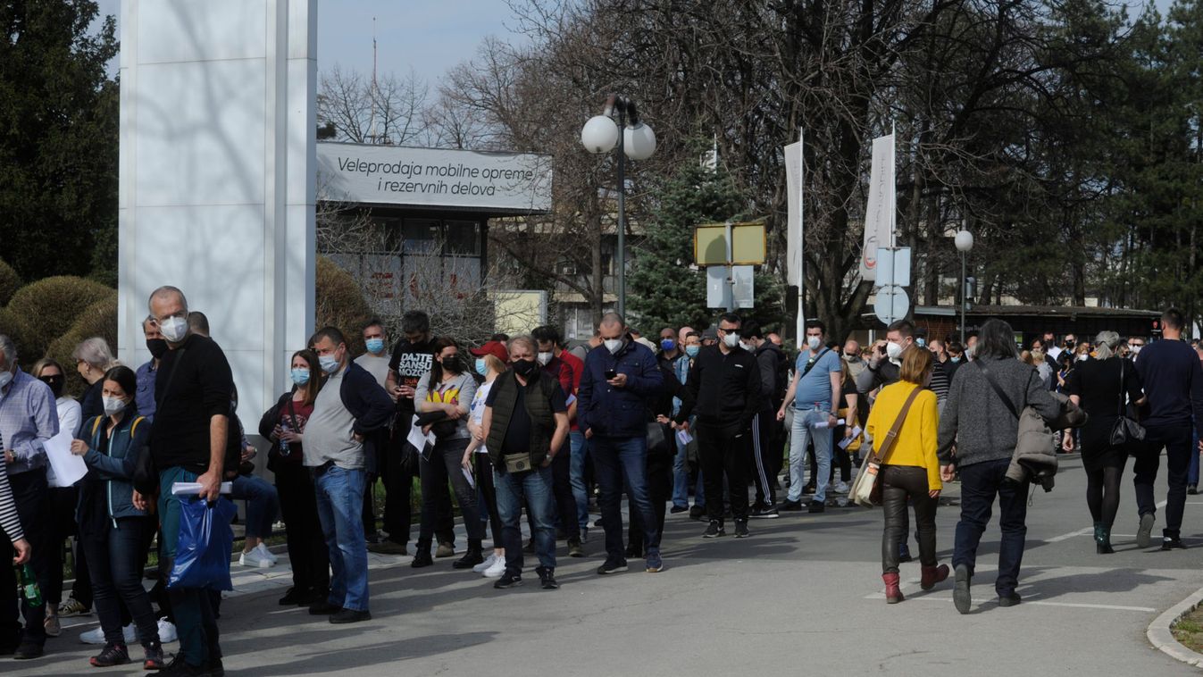 Végeláthatatlan sorok: rengetegen utaztak ingyenes oltásért Szerbiába