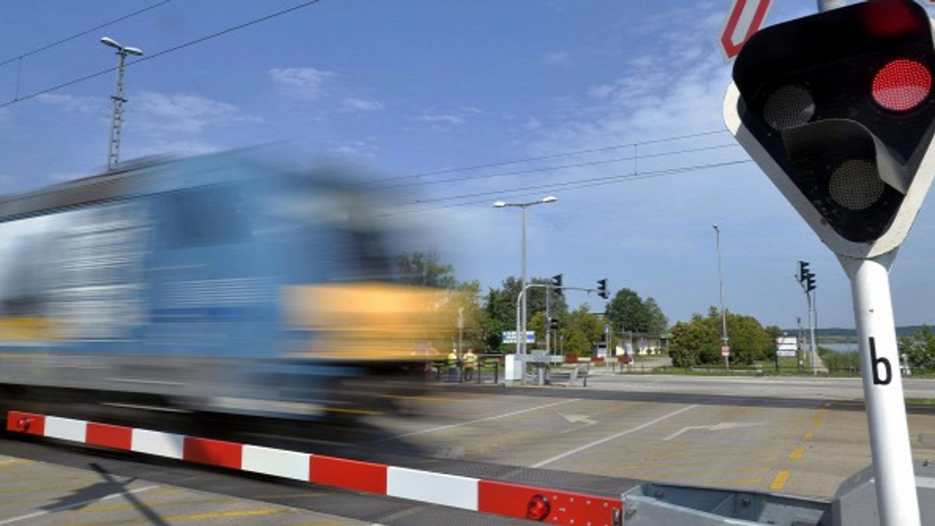 Egy hónapra lezárják a Sándorfalvi úti vasúti átjárót