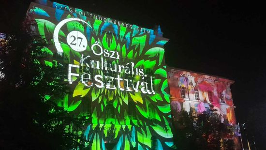 Elkezdődött a 27. Őszi Kulturális Fesztivál - színkavalkádba borult a Rektori Épület (Galéria)