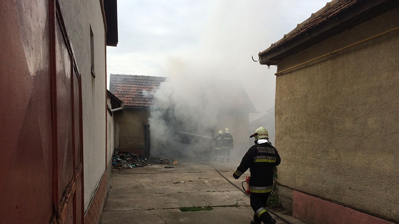 Kigyulladt egy garázs és a benne lévő autó Szeged külvárosában