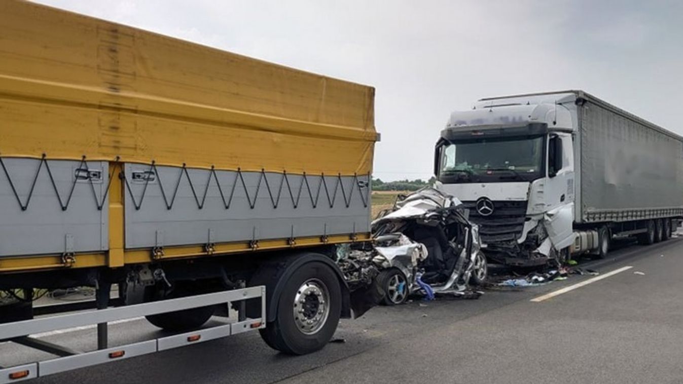 Kamion hajtott a kocsisorba az M5-ösön, egy ember meghalt