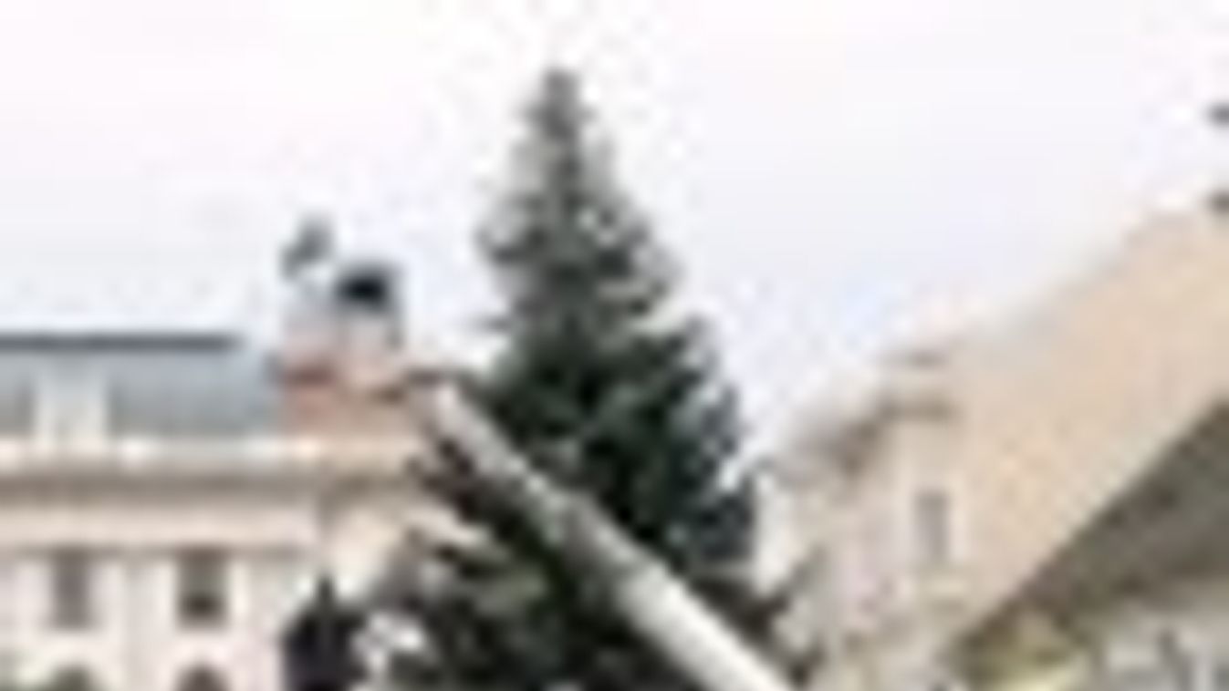 Darus kocsiról díszítik a szegedi karácsonyfát