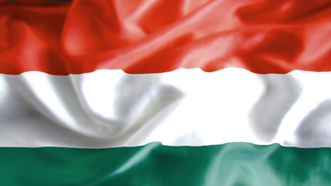 Két fiatal a Dunába dobta a Lánchídra kihelyezett magyar zászlót