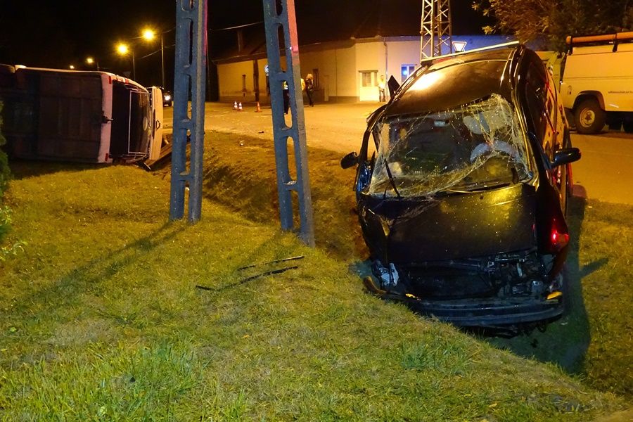 Román kisbusz ütközött Pusztaszeren, egy ember meghalt