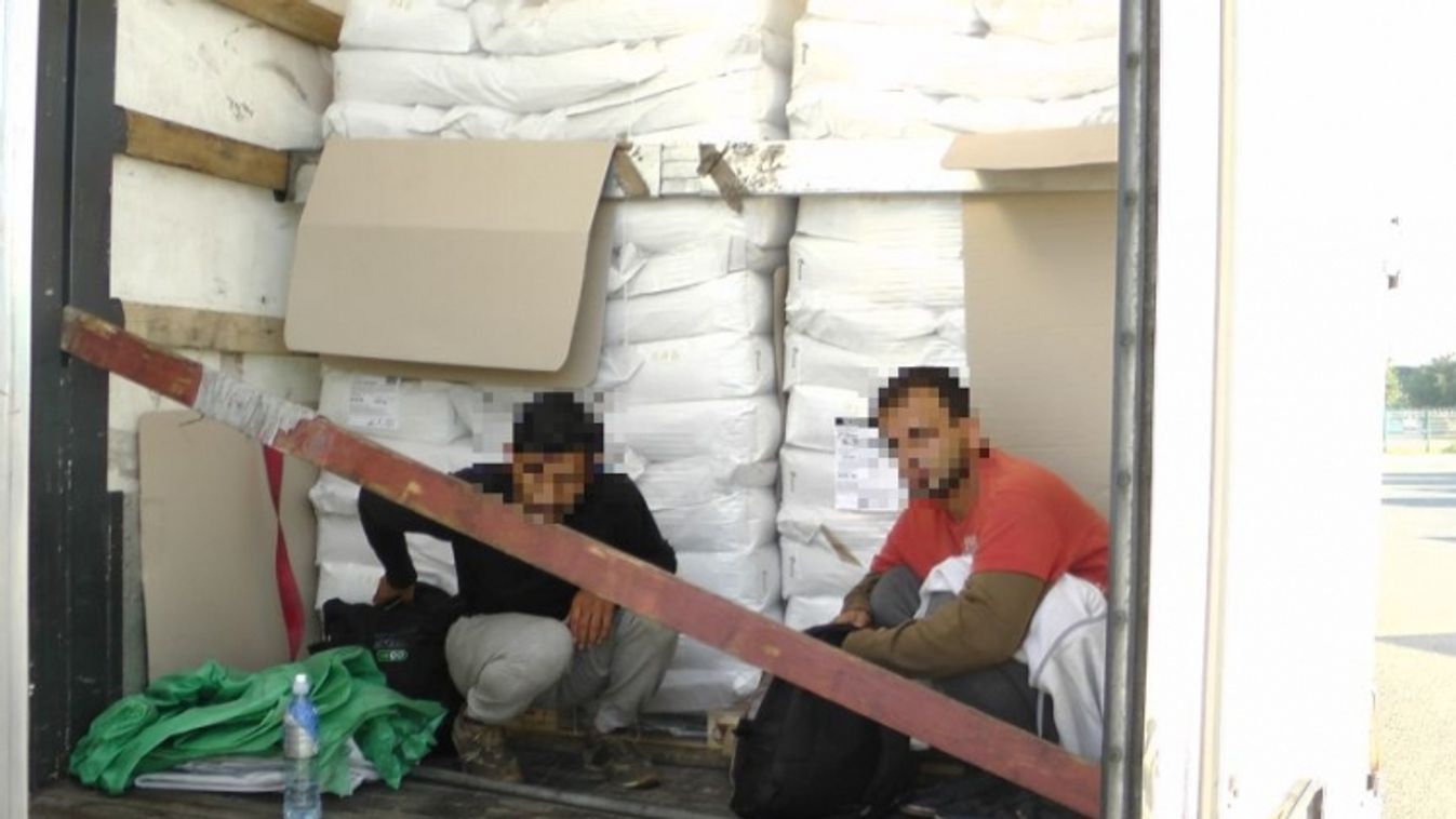 Csak a szokásos: három afgán egy kamionban Röszkén