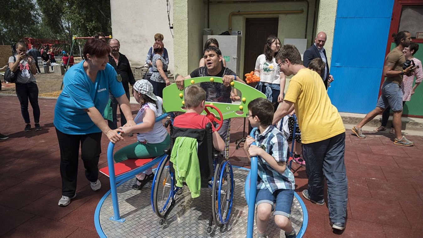Fogyatékkal élő és ép gyerekek is játszhatnak Szeged első integráló játszóterén
