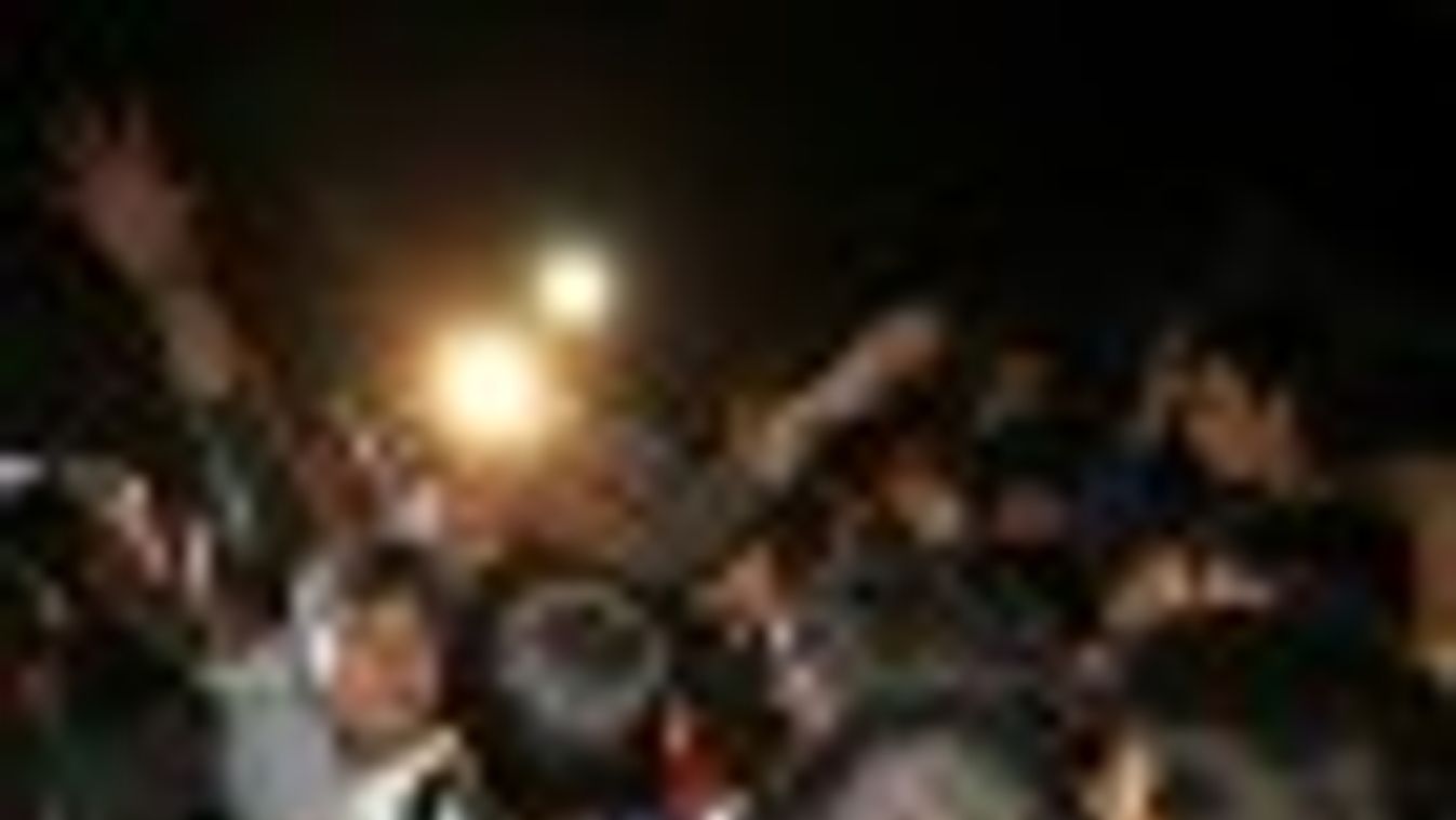 ÉLŐ: Éjszaka is százak özönlenek a határon Röszkénél, betonnal dobálták a rendőröket (FRISSÜL) + FOTÓK