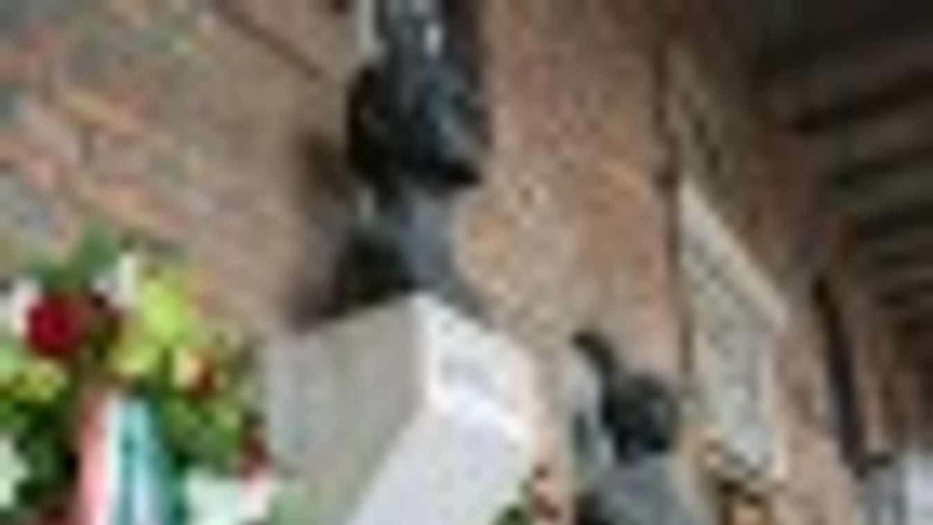 Halálának 70. évfordulóján koszorúztak Bartók szobránál + FOTÓK