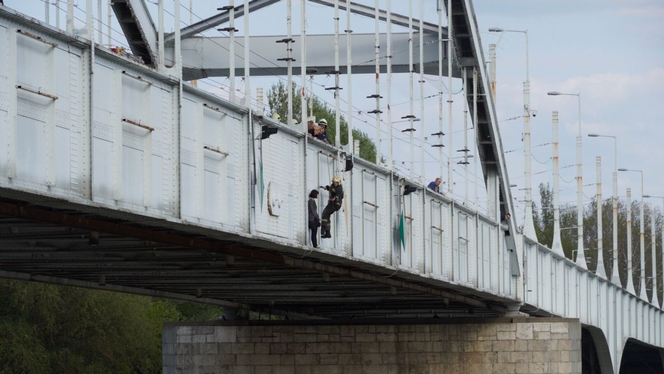 Tiszába ugrott egy nő a Belvárosi hídról